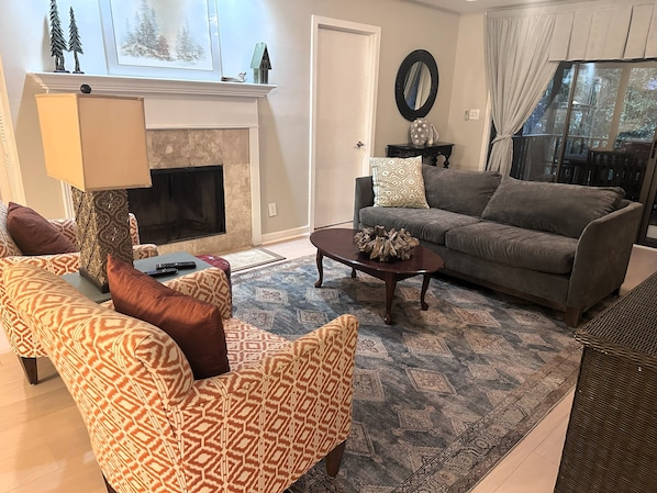 Smart TV, fireplace