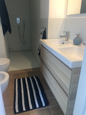 Douche, sèche-cheveux, bidet, serviettes fournies