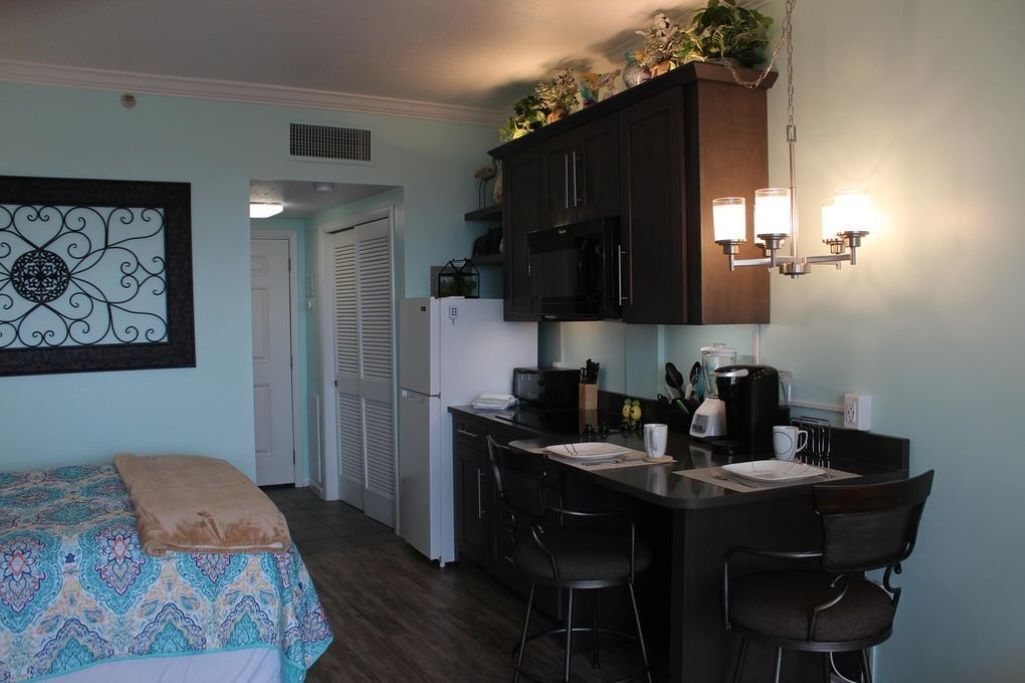 Lovely Studio condo with kitchen, pool, boat slip, and spectacular view!!!