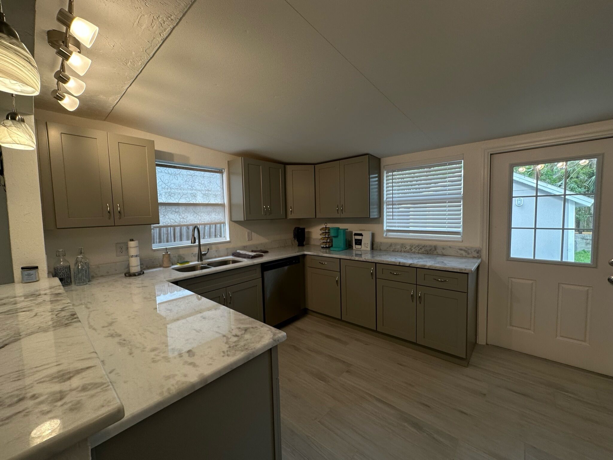 NEW- Rising Sun Retreat: Stylish 3BR Minutes from the Beach