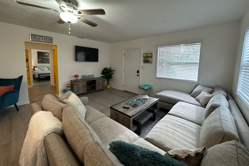 NEW- Rising Sun Retreat: Stylish 3BR Minutes from the Beach