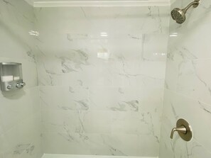 Sèche-cheveux, serviettes fournies, savon, shampoing
