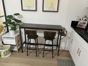 Interior - Kailani Hawaii-Modern Studio, stylish decor, clean, feels like home+free parking (Hilo)