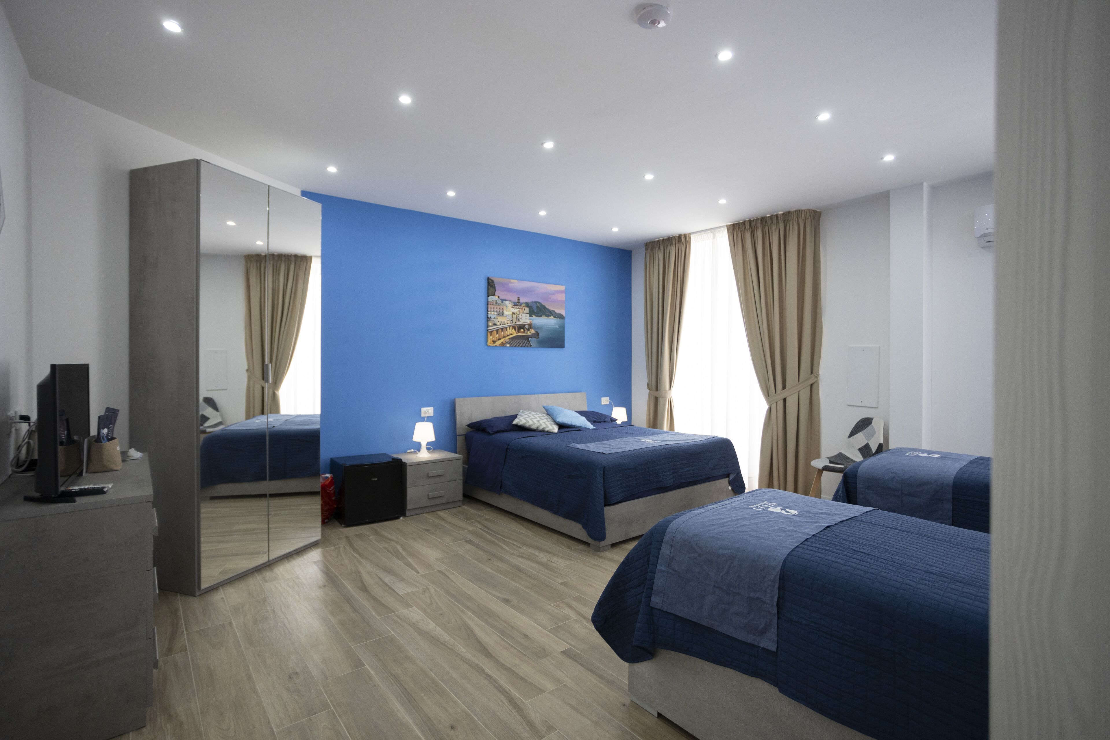 Chambre Quadruple Deluxe | Couette en duvet d'oie, coffres-forts dans les chambres, bureau