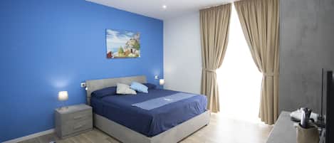 Dundyner, safe på rommet, skrivebord og sengetøy