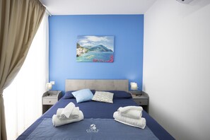 Cubrecamas, escritorio y ropa de cama 