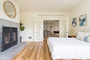 5 bedrooms, hypo-allergenic bedding, iron/ironing board, travel cot - Light-filled Modern Farmhouse near Cap Hill w/Yard (Seattle)