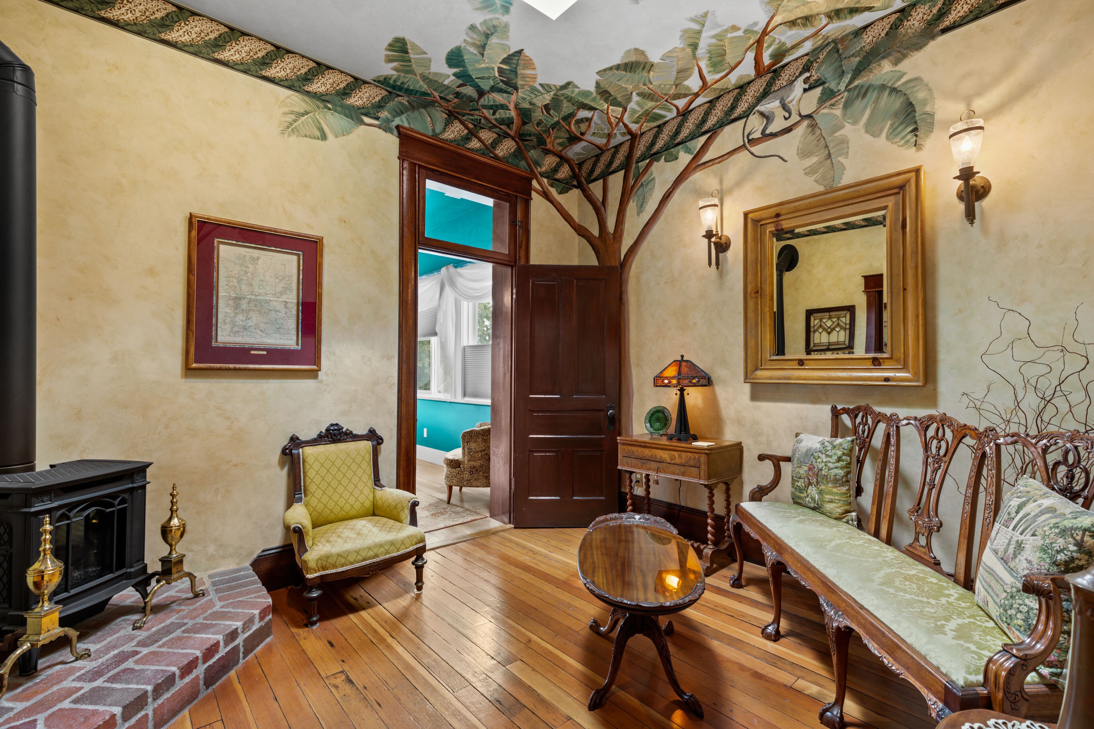 Honeymoon Suite #7,  1 Queen Bed, Jetted Tub, Mountain Views | Living area