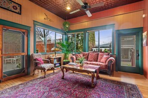 Lounge - The Peerless Hotel by WanderLodges (Ashland)