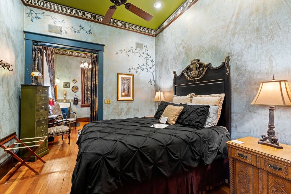 Junior Suite #2, 1 Queen Bed, Jetted Tub, 1st Floor | 高級寢具、舒適加層、免費無線上網、獨特裝潢