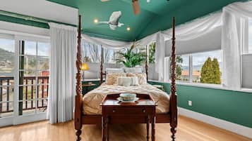 Honeymoon Suite #7, 1 Queen Bed, Jetted Tub, Mountain Views