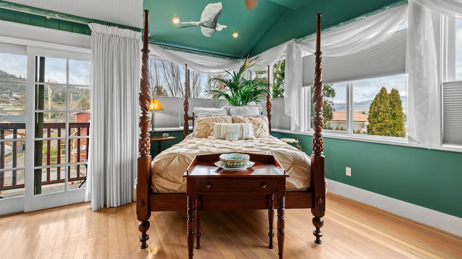 The Peerless Hotel by WanderLodges