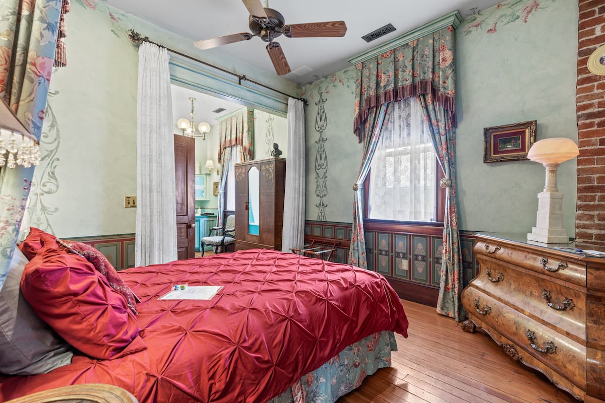 Junior Suite #5, 1 Queen Bed, Jetted Tub, 2nd Floor | 高級寢具、舒適加層、免費無線上網、獨特裝潢