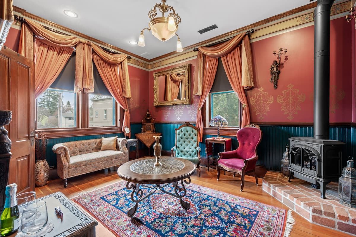 Anniversary Suite #3, 1 Queen Bed, Twin Soaking Tubs, City Views | Wohnbereich