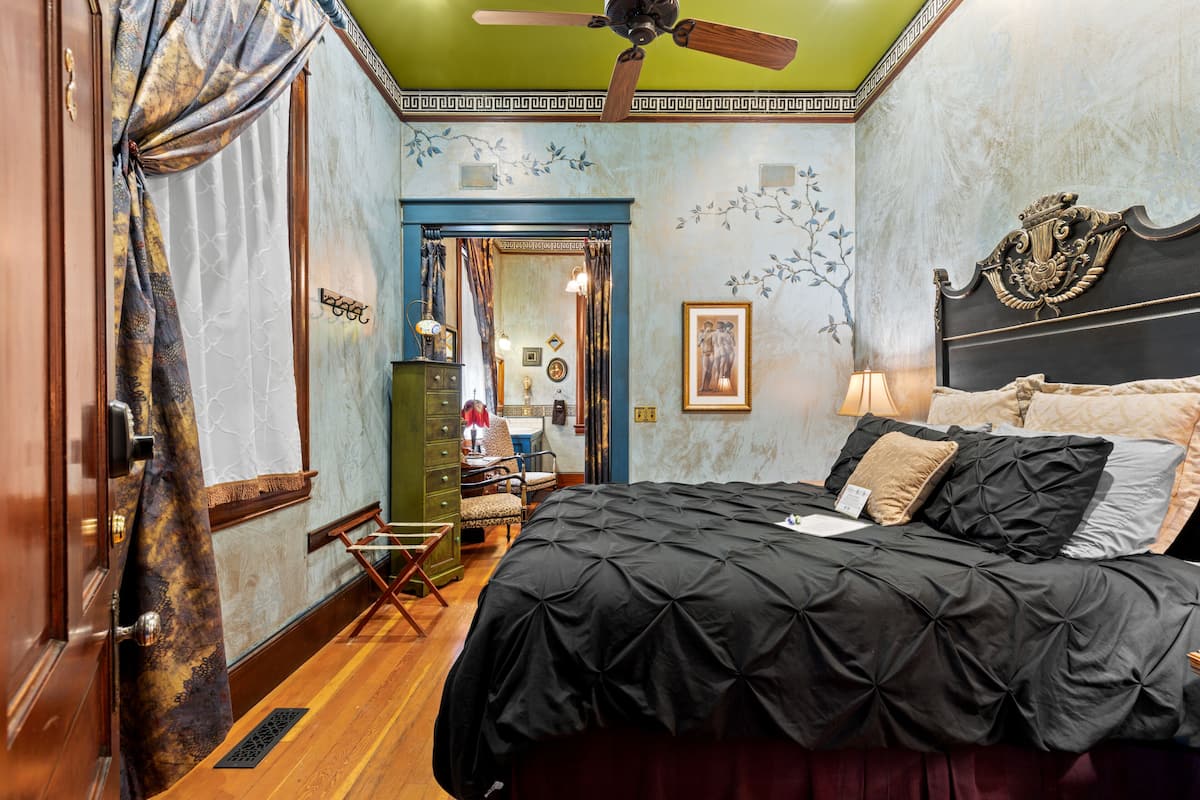 Junior Suite #2, 1 Queen Bed, Jetted Tub, 1st Floor | Hochwertige Bettwaren, Pillowtop-Betten, individuell dekoriert