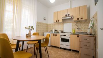 Fridge, oven, stovetop, electric kettle