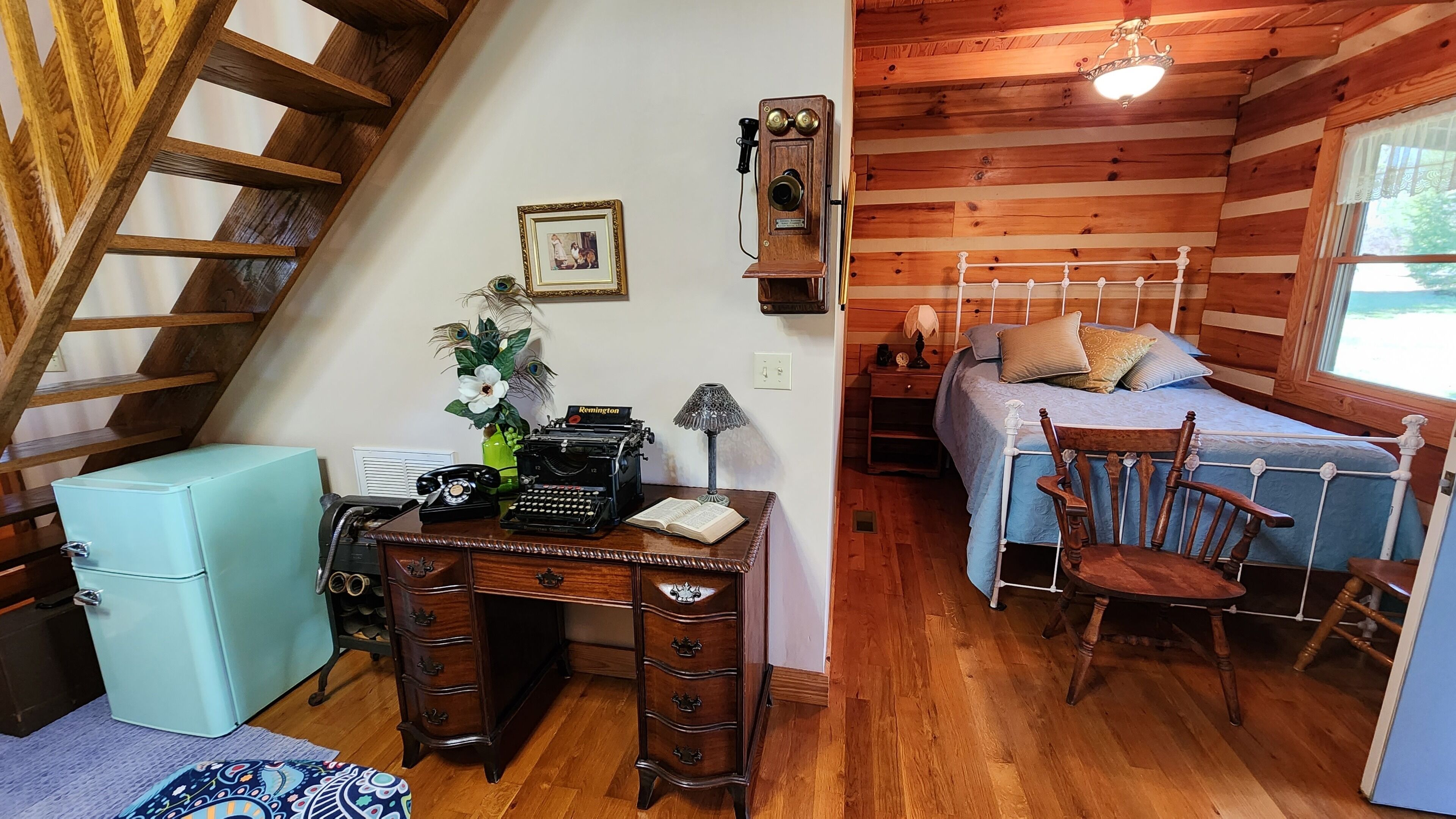 Charming 2 Bedroom Cabin in Nature with Antique Furnishings, Fire Pit, and More!