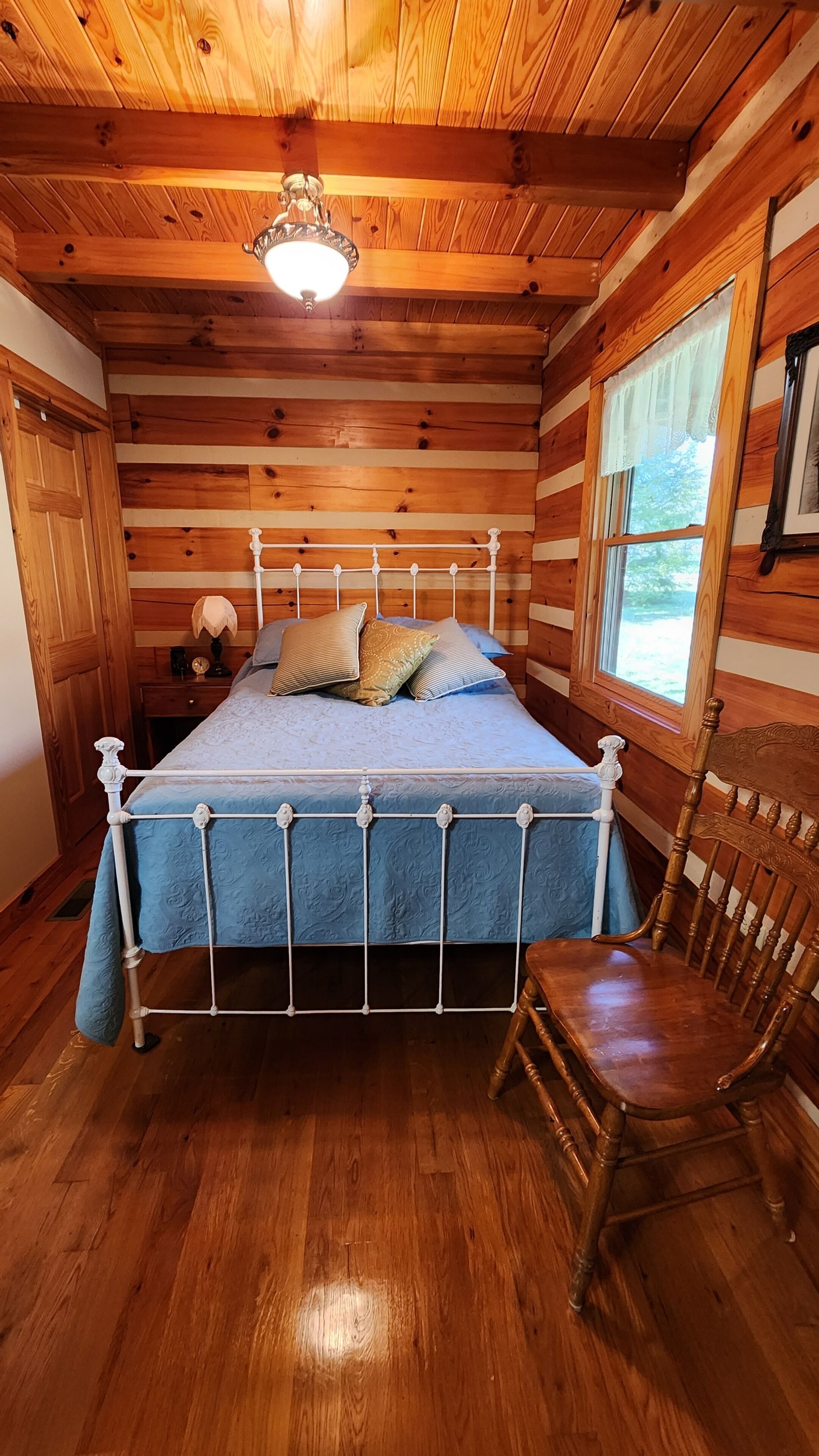 Charming 2 Bedroom Cabin in Nature with Antique Furnishings, Fire Pit, and More!