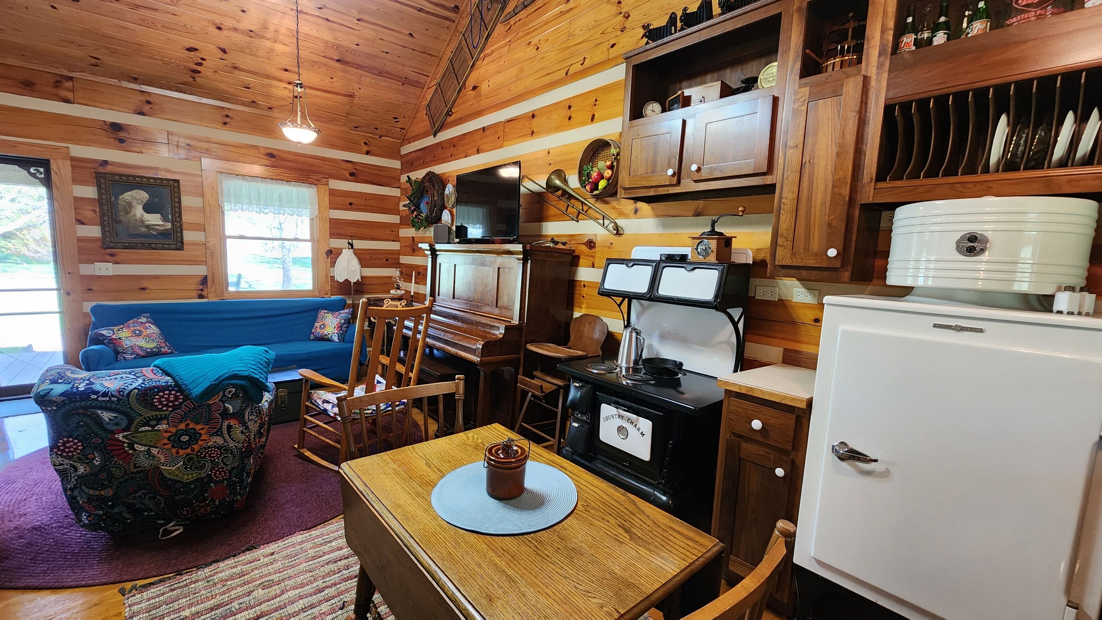 Charming 2 Bedroom Cabin in Nature with Antique Furnishings, Fire Pit, and More!