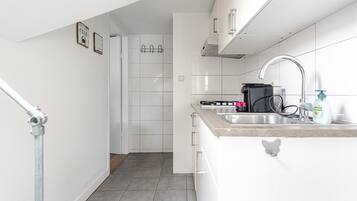 Kylskåp och grytor/köksredskap