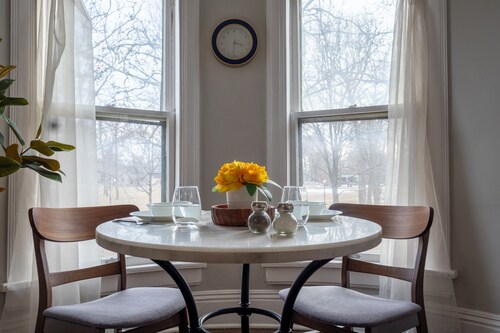 Stylish and comfortable | Central Location | Franklin Park Area | Quiet & Cozy