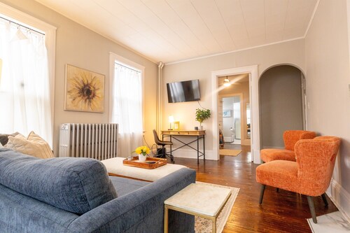 Stylish and comfortable, Central Location, Views of Franklin Park, Quiet & Cozy!