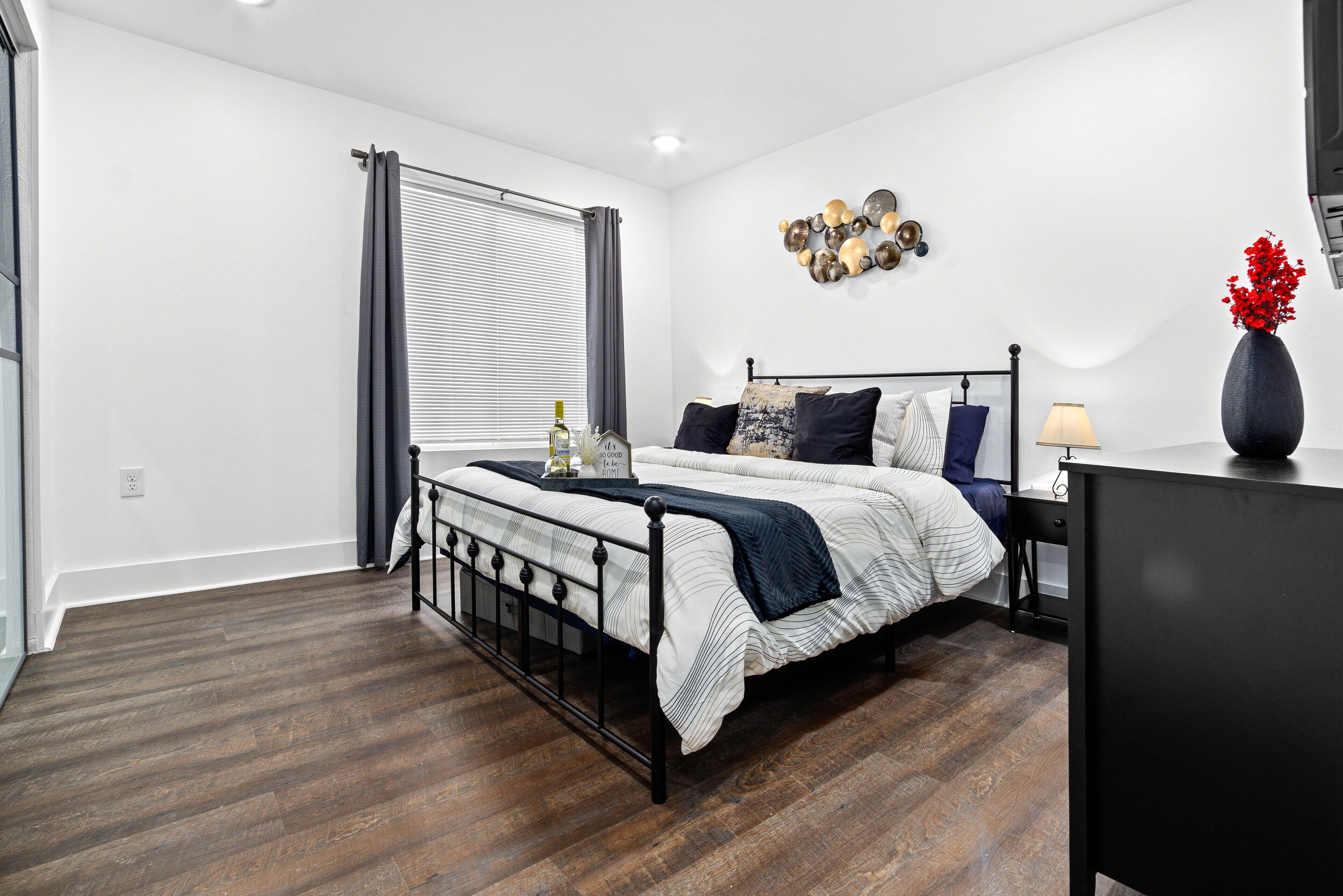10 Mins from Downtown! Cozy 1-BR Apartment with Free Parking & Fast Wifi