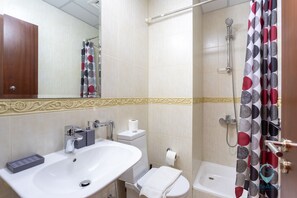 Ducha, secador de pelo, bidé y toallas