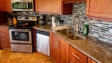 Een koelkast, een magnetron, een oven, een kookplaat