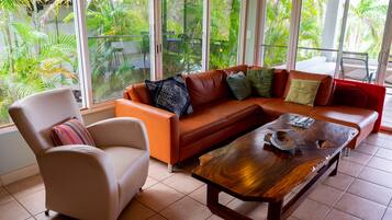 Een televisie en boeken