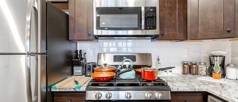 Micro-ondes, four, plaque de cuisson, lave-vaisselle