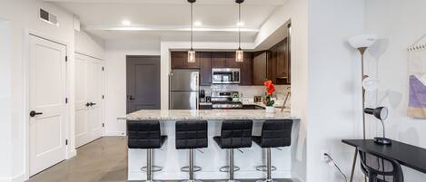 Micro-ondes, four, plaque de cuisson, lave-vaisselle