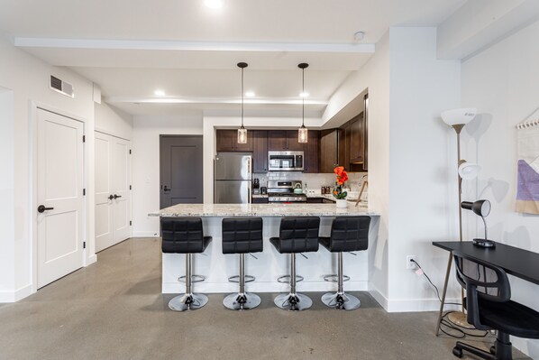 Microwave, oven, stovetop, dishwasher - Perfect For Longterm Stay 2A (Stamford)