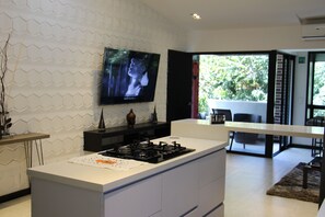 Mikrowelle, Ofen, Herdplatte, Wasserkocher mit Kaffee-/Teezubehör