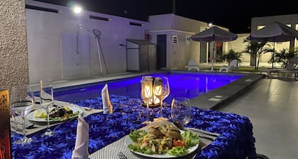 Luxury villa with pool - 10 minutes from the beach!