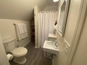 Een douche, een haardroger, handdoeken