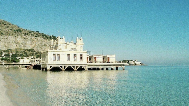 A waterfront building with a balcony, a clear view of the sea, and a rocky hillside in the background. - Mondello, Villa Blu with swimming pool (7 min from the beach) (Palermo)