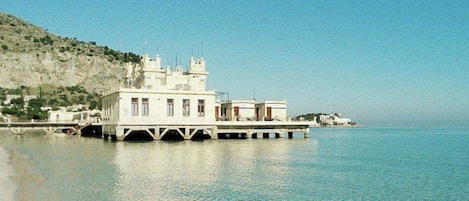 Una spiaggia nelle vicinanze, lettini da mare, teli da spiaggia