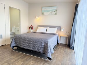 Studio Deluxe, 1 giường cỡ queen | Truy cập Internet không dây miễn phí, bộ trải giường 