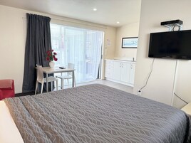 Comfort Studio, 1 Queen Bed | Free WiFi, bed sheets