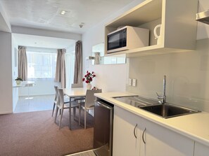 Comfort Apartment, 2 Bedrooms | Private kitchen - Morrinsville Motel (Morrinsville)