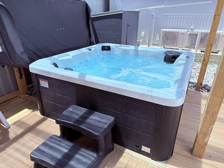 Outdoor spa tub. Morrinsville Motel