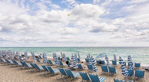 Plage à proximité, chaises longues, serviettes de plage