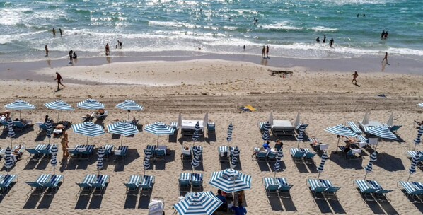 In Strandnähe, Liegestühle, Strandtücher