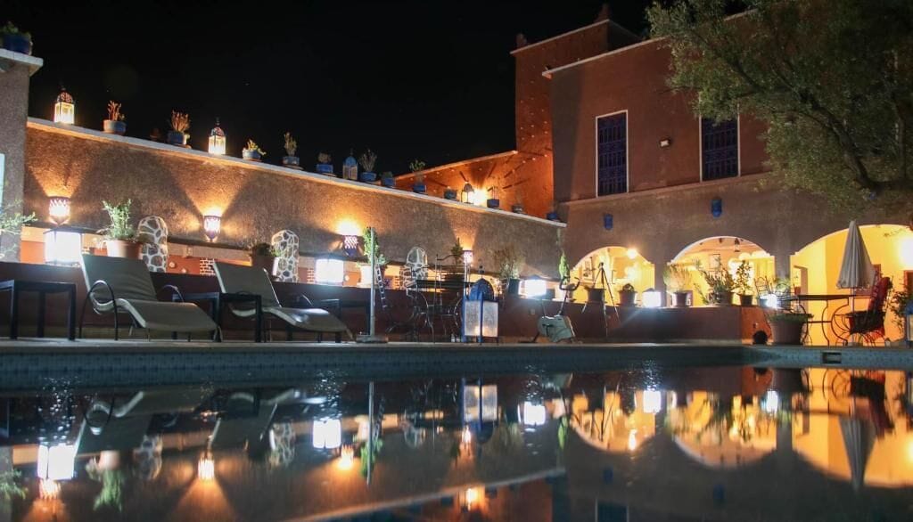 Una piscina techada, una piscina al aire libre