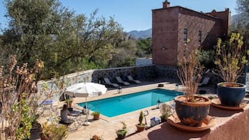 Una piscina techada, una piscina al aire libre