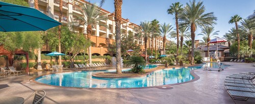 Speed into the Holidays: Luxury Stay for Formula One or Thanksgiving