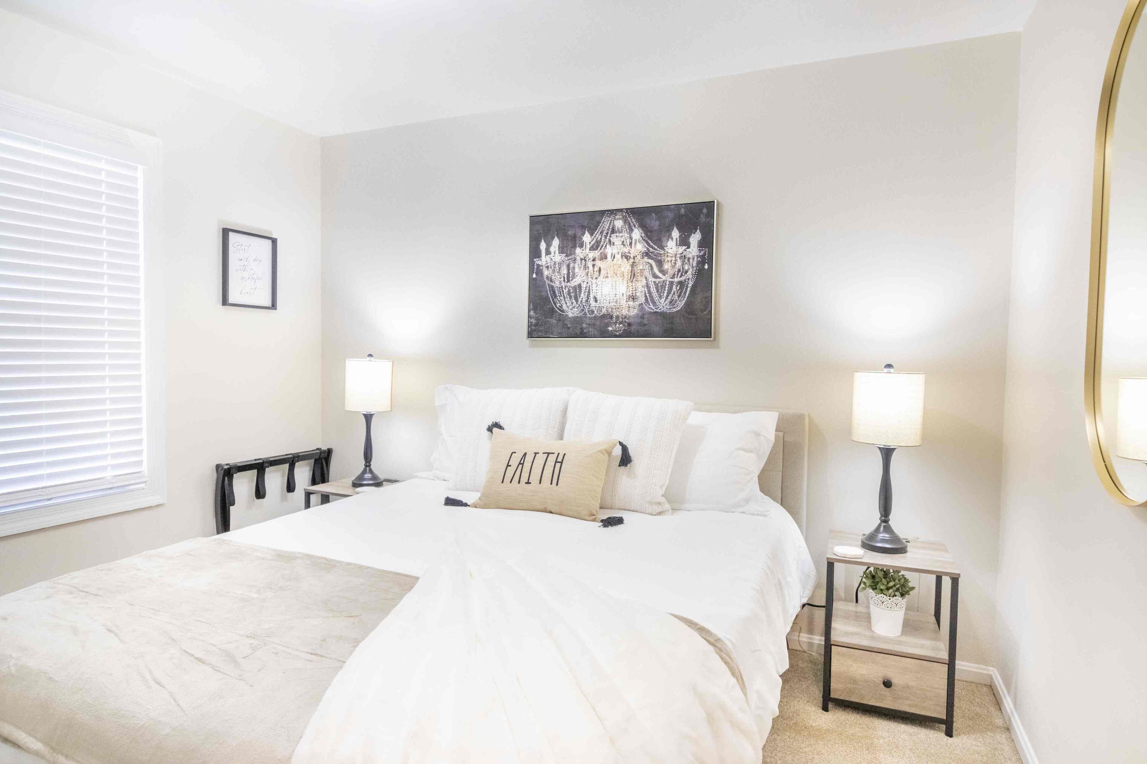 3 dormitorios, escritorio, tabla de planchar con plancha y cuna de viaje