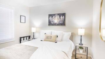 3 dormitorios, escritorio, tabla de planchar con plancha y cuna de viaje