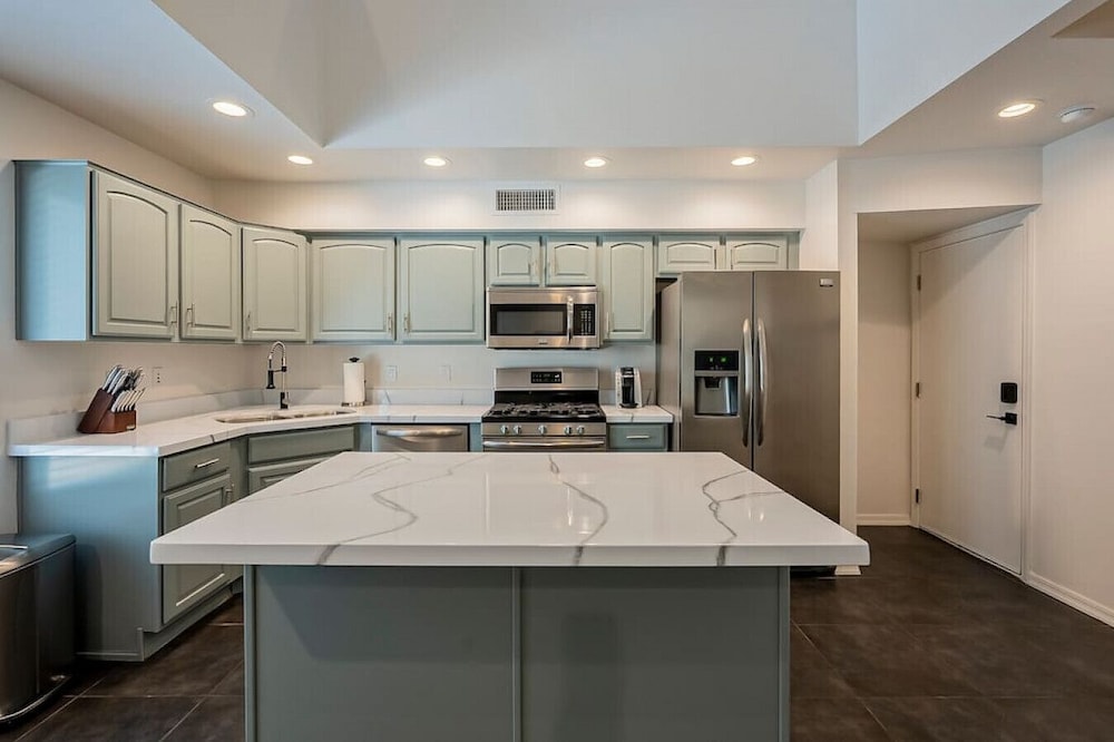 Modern 3 Bed - 3 En Suite Bath Townhouse w rooftop deck